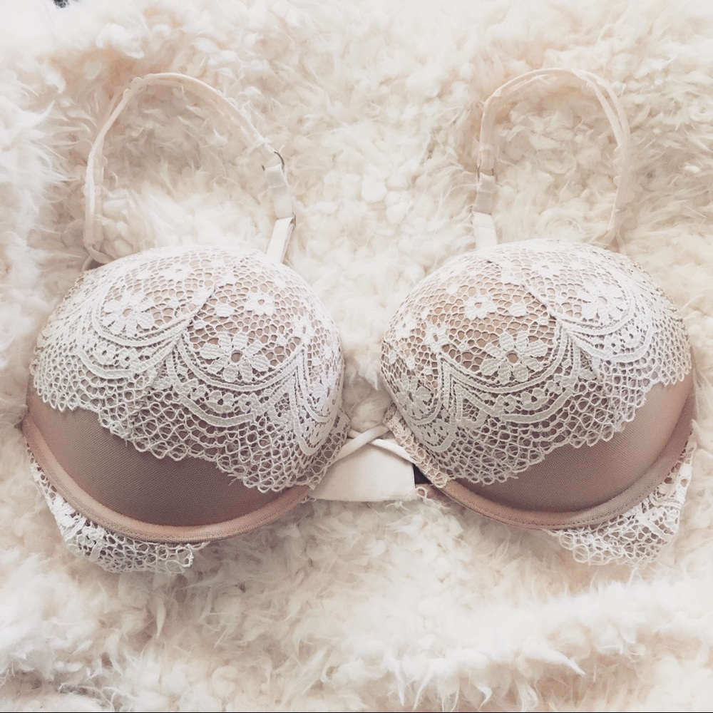 Victoria’s Secret Bombshell Plunge 34D